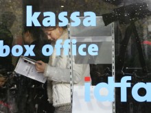Mensen in de rij voor IDFA kaartjes.